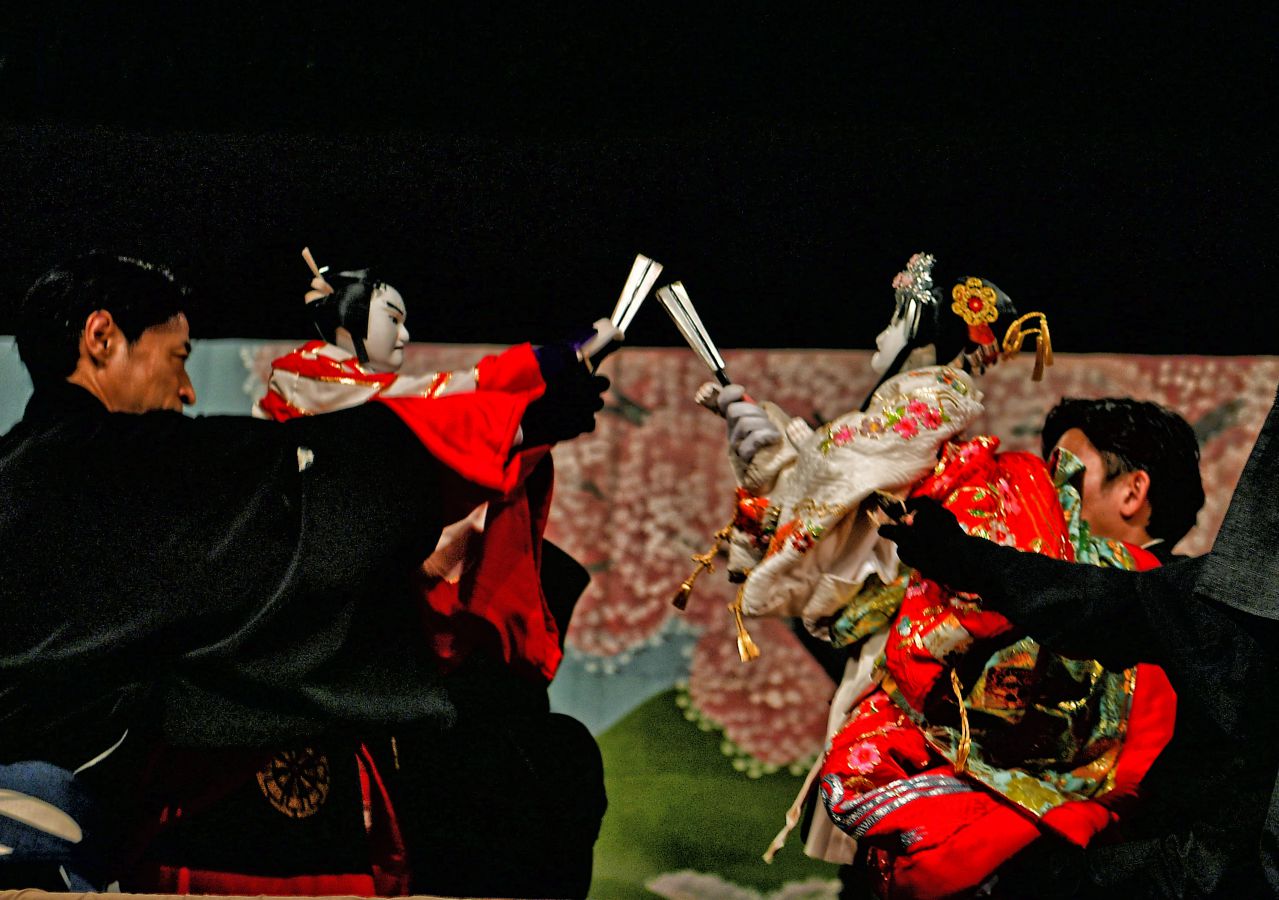 La mot trong ba loai hinh san khau truyen thong tieu bieu cua Nhat Ban ben canh Noh va Kabuki thi Bunraku la nghe thuat roi co truyen noi bat. Voi su ket hop hai hoa giua ky thuat dieu khien roi tinh xao, nghe thuat ke chuyen giau cam xuc va am nhac truyen thong. Anh: Viet Van