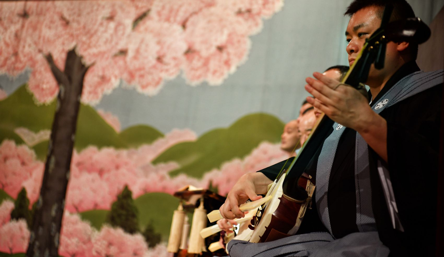 Cung voi viec cac nghe nhan dieu khien roi thi cung luc, nguoi ke chuyen se truyen tai cam xuc bang giong thoai bien hoa, ket hop voi tieng dan shamisen dac trung, tao nen mot trai nghiem nghe thuat thu vi. Anh: Viet Van