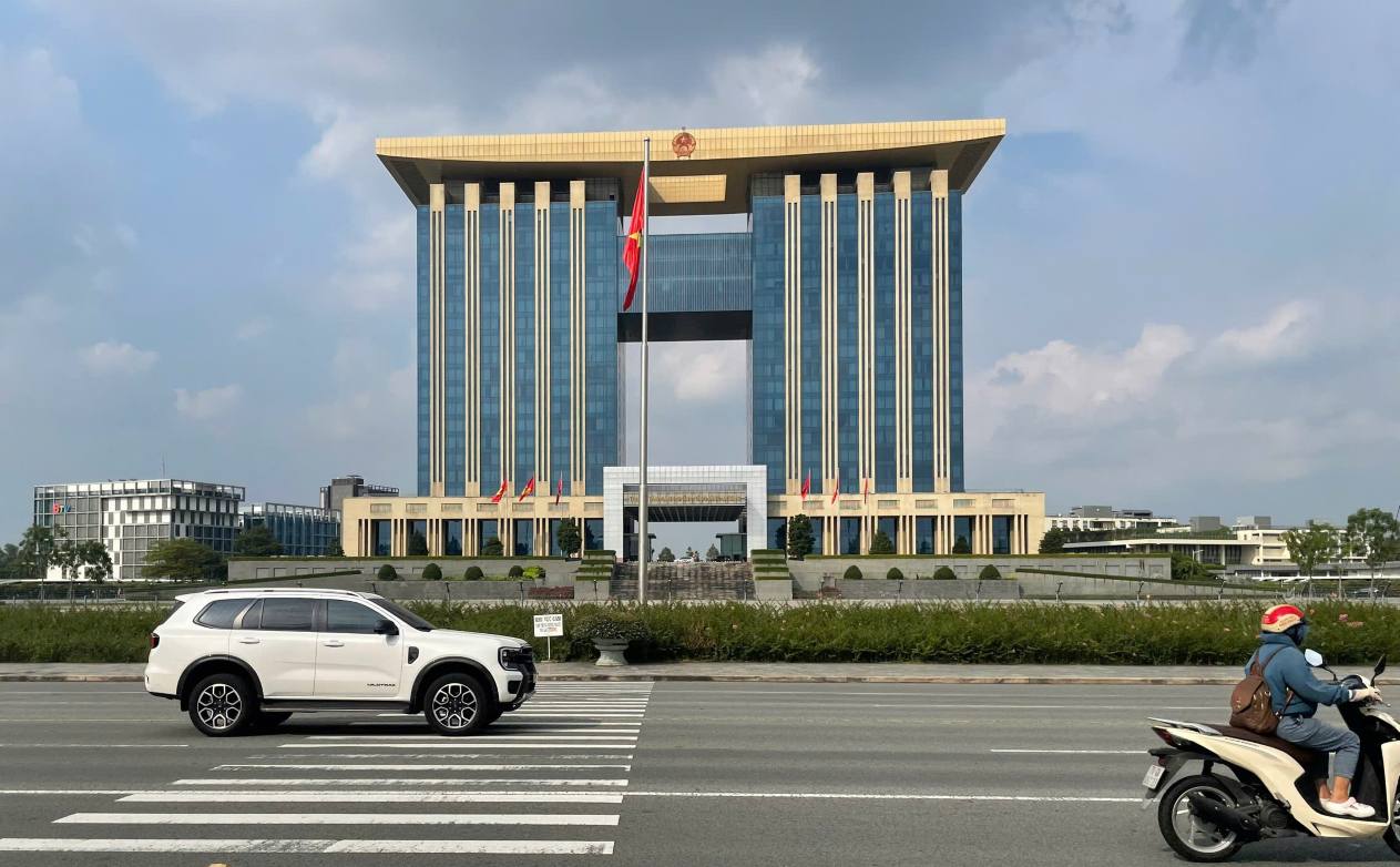 7 so nganh van bo tri cac bo phan de tiep nhan ho so tai khu vuc Binh Duong. Anh: Dinh Trong