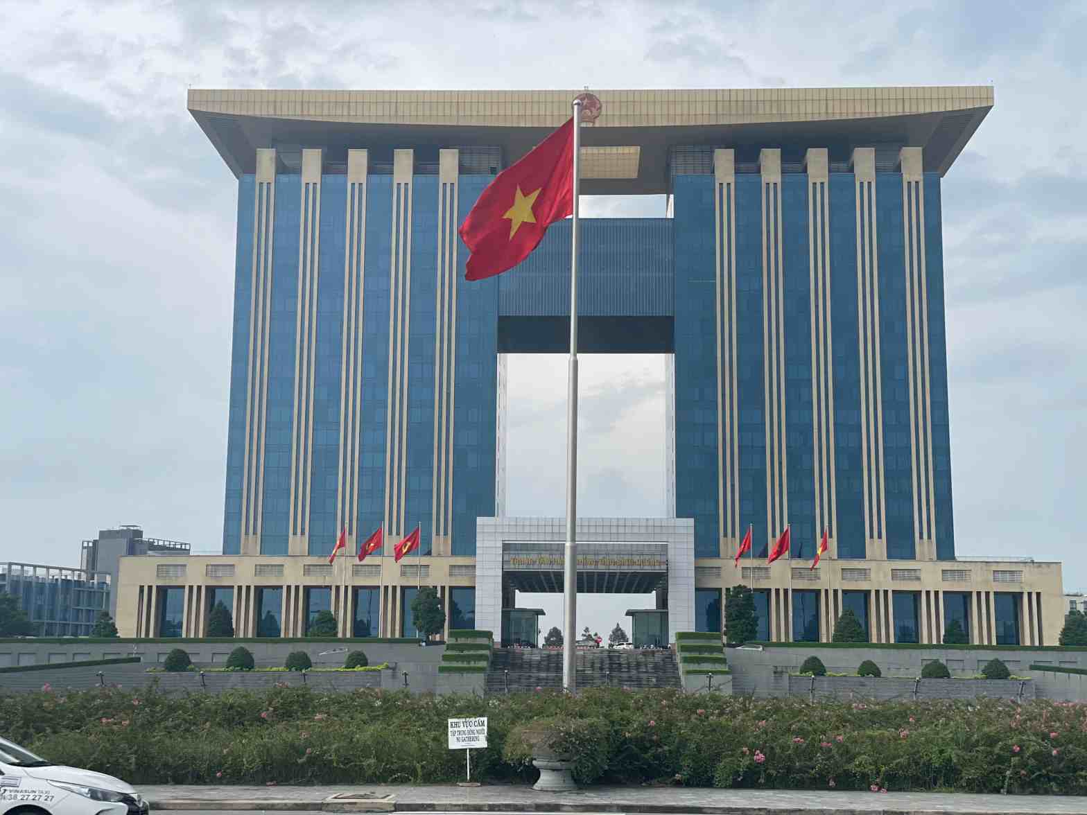 Binh Duong의 8개 부서 및 지부가 호치민시로 이전하여 근무하고 있습니다. 사진: Dinh Trong