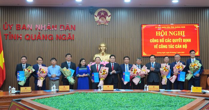 Lanh dao tinh Quang Ngai trao quyet dinh, tang hoa chuc mung Truong ban va 8 Pho Truong Ban Quan ly Khu kinh te Dung Quat va cac Khu cong nghiep Quang Ngai. Anh: Duong Nuong