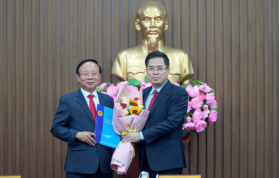 Nguyen Hoang Giang - 꽝응아이성 인민위원회 위원장(오른쪽)이 결정서를 수여하고 Luong Kim Son 씨에게 꽃다발을 전달하며 축하하고 있습니다. 사진: Duong Nuong