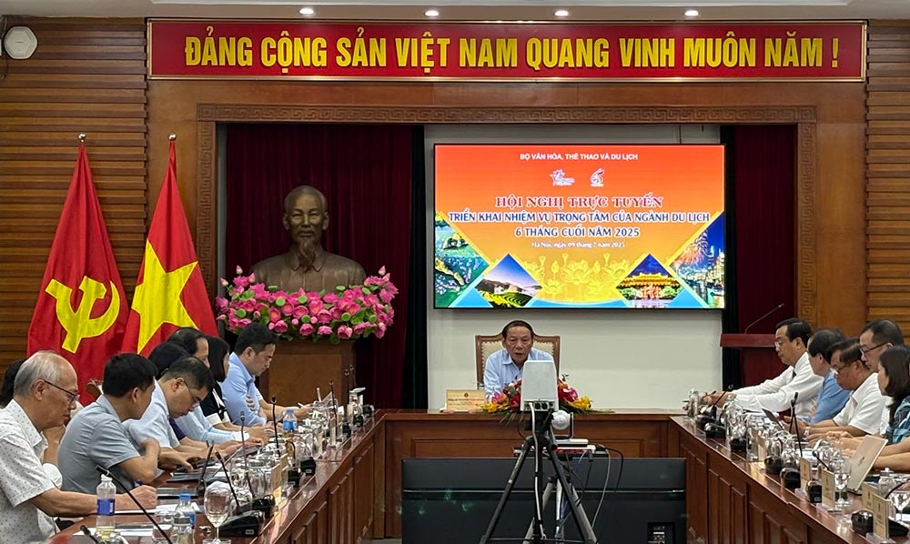 Bo truong Bo VHTTDL Nguyen Van Hung chu tri Hoi nghi. Hoi nghi duoc to chuc truc tiep tai tru so Bo VHTTDL va ket noi truc tuyen den 34 diem cau cua 34 dia phuong tren ca nuoc. Anh: Pham Huyen