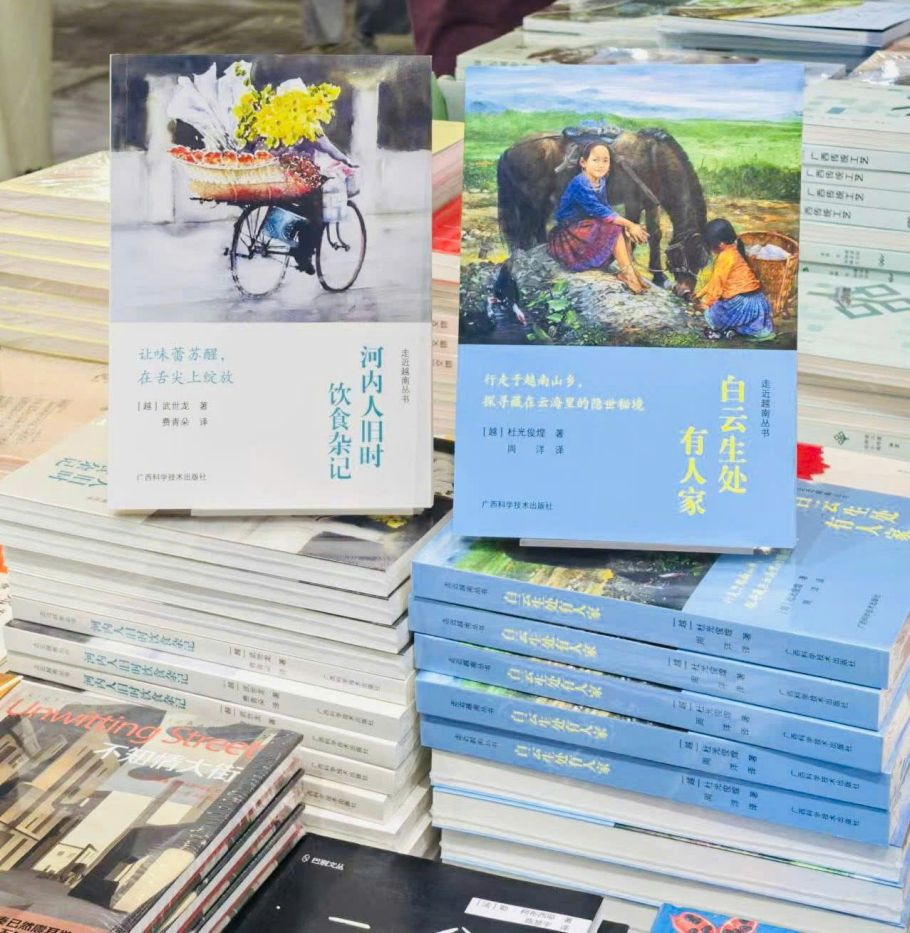 The books "Hanoi people, the story of eating and drinking in the past" by author Vu The Long (left) and "Over thousands of clouds" by author Do Quang Tuan Hoang are displayed at China - Southeast Asia Book Culture Week. Photo: Chibooks are in high demand