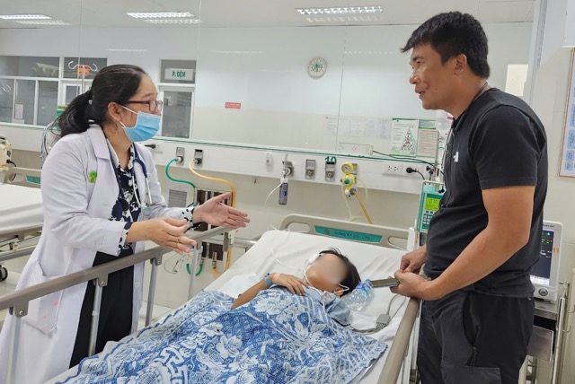 多発外傷を負った患者は現在、集中的なケアを受けています。写真:Nhu Thuy