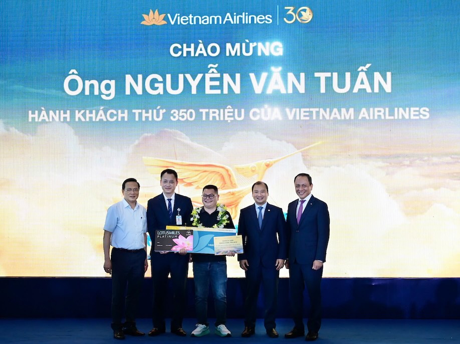 Vietnam Airlines presents gifts to the 350 millionth passenger in Hue.
