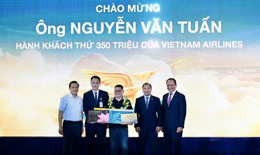 Vietnam Airlines trao quà cho hành khách thứ 350 triệu tại Huế.