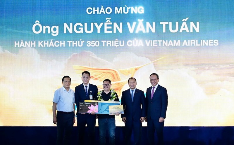 Vietnam Airlines presents gifts to the 350 millionth passenger in Hue.