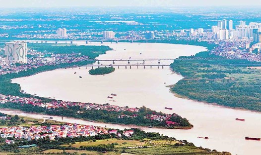 Sông Hồng chạy qua địa phận Hà Nội. Ảnh: Hữu Chánh