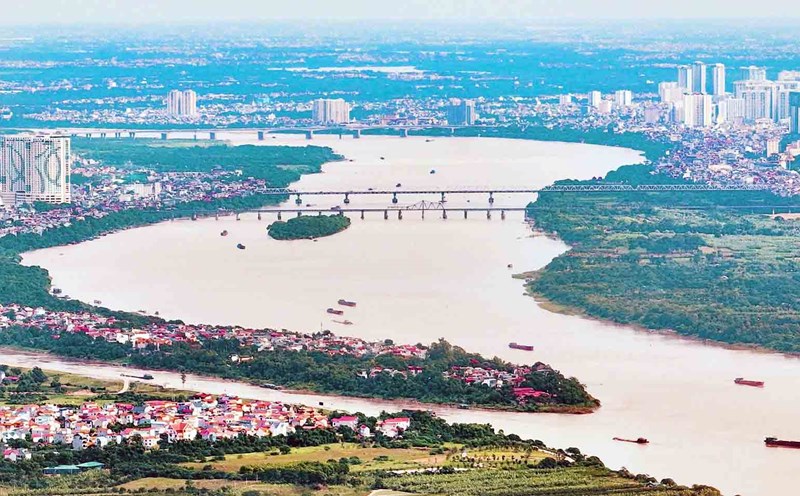The Red River runs through Hanoi. Photo: Huu Chanh