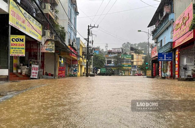 Du bao thoi tiet ngay mai 10.7, Bac Bo vao dot mua lon, kem theo nguy co ngâp ung cuc bô, sat lở. Trong khi do, Trung Bo nang nong gay gat. Ảnh: Văn Dức