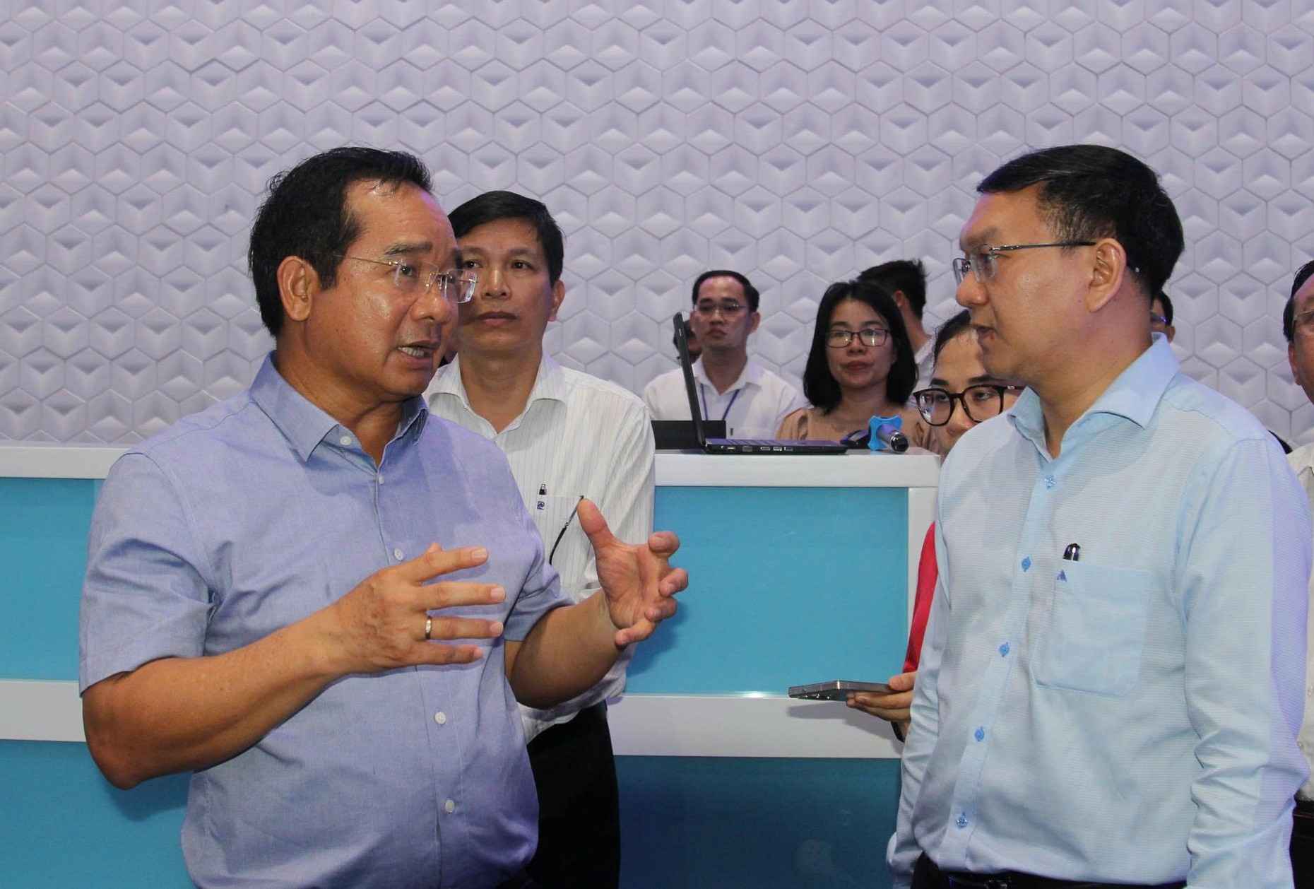 Nguyen Van Duoc 씨 - 호치민시 인민위원회 위원장이 Binh Duong 지역 호치민시 2 본부에서 근무하고 있습니다. 사진: Dinh Trong