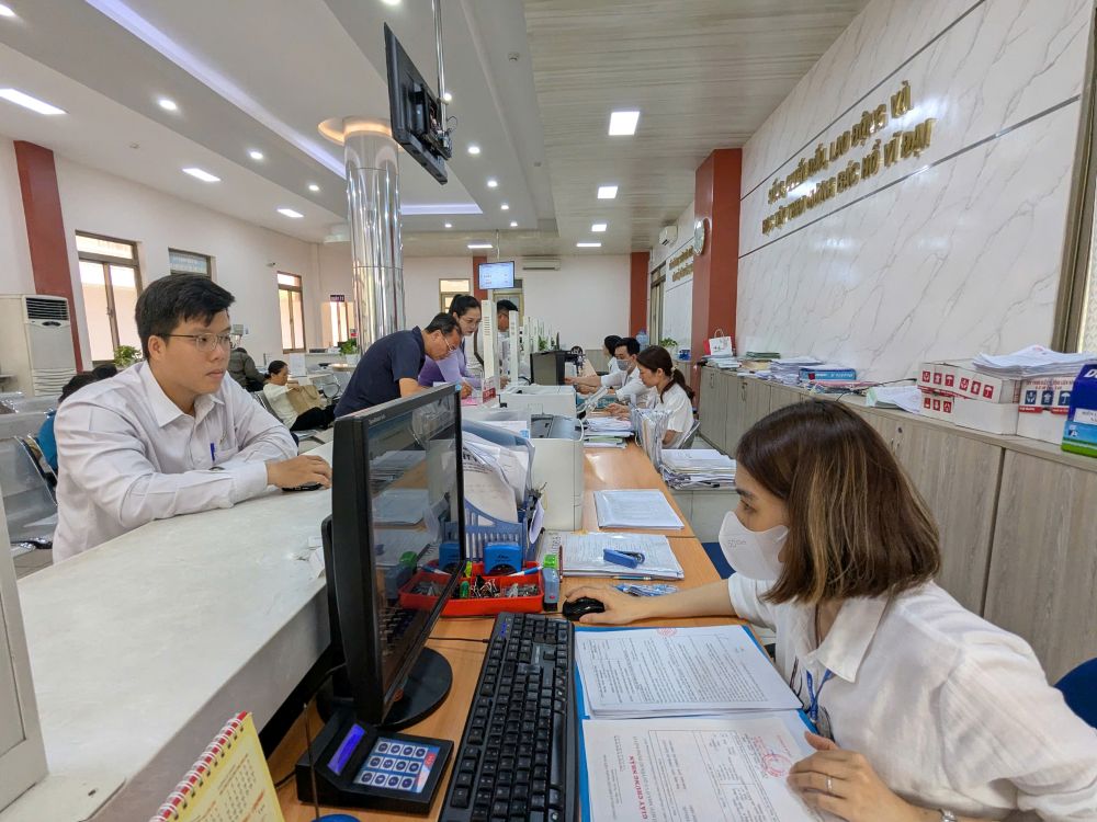 Les presidents des comites populaires des communes et des quartiers de Ho Chi Minh-Ville sont autorises a decider de demissionner et de prendre sa retraite pour les fonctionnaires qu'ils gerent nomment et utilisent. Photo : Minh Tam