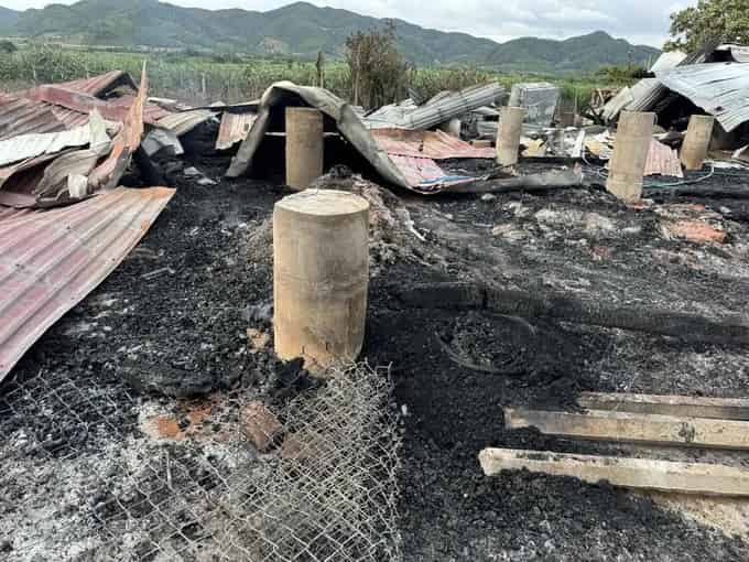 지역 주민의 고상 가옥 화재 현장. 사진: Thao Ho