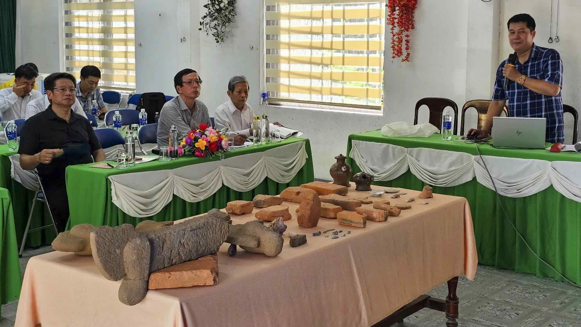 Theo cac nha nghien cuu, hai toa thap khong duoc xay dung dong thoi ma cach nhau khoang 10–20 nam. Thap Bac co nien dai tu cuoi the ky IX, con thap Nam duoc dung vao cuoi the ky IX den dau the ky X.