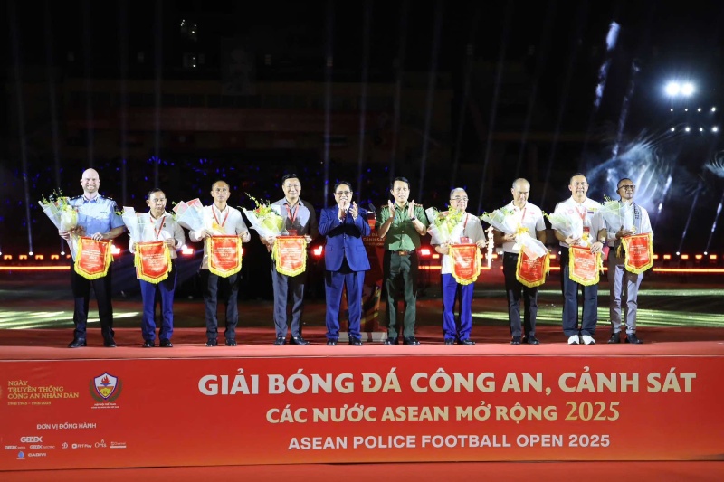 Prime Minister Pham Minh Chinh and Minister of Public Security Luong Tam Quang presented flowers and souvenir flags to representatives of the 8 teams participating in the tournament. Photo: Minh Dan