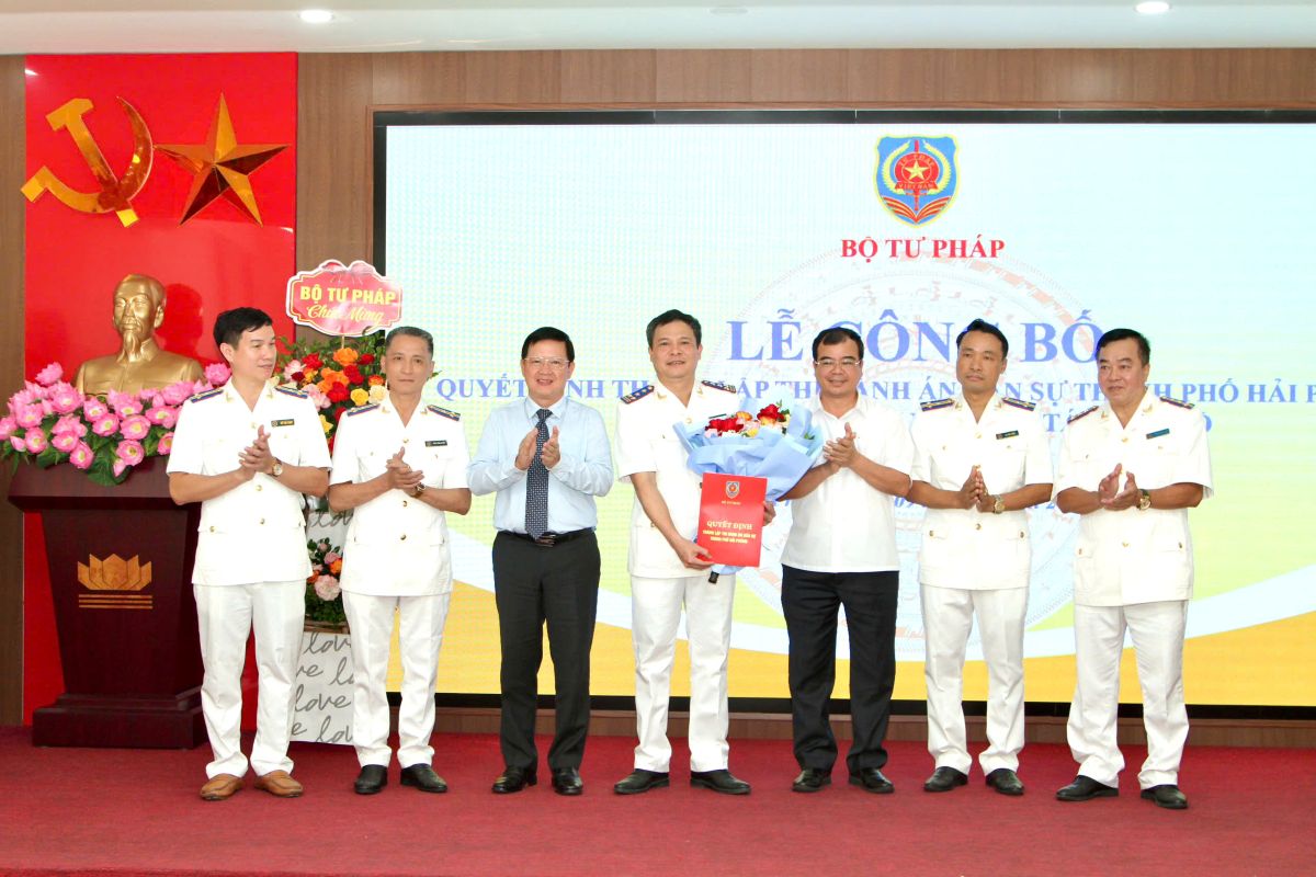 법무부 및 시 인민위원회 지도부가 시 민사 집행 설립 결정서를 수여하고 있습니다. 사진: 하이퐁시 전자 정보 포털