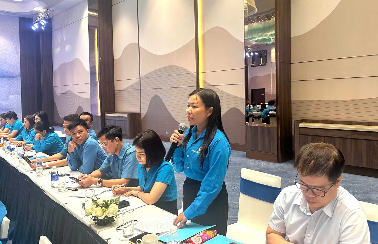 Cac dai bieu tham gia y kien tai hoi nghi. Anh: Cong doan TKV