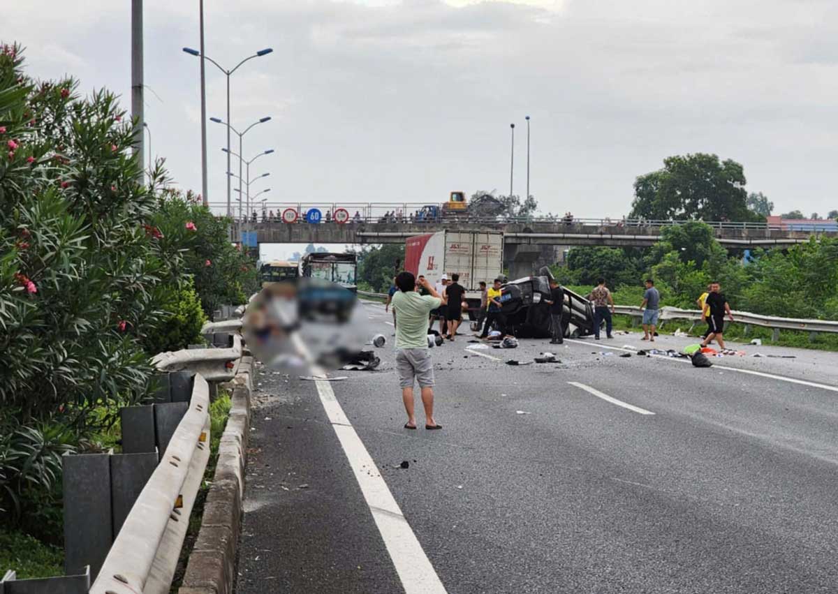 Scene of the accident on the Cau Gie - Ninh Binh Expressway. Photo: Nguyen Thang