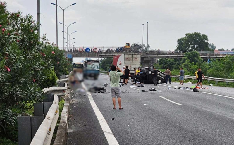 Scene of the accident on the Cau Gie - Ninh Binh Expressway. Photo: Nguyen Thang