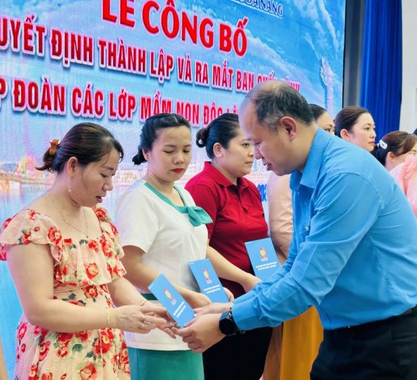 El Sr. Le Van Dai - Vicepresidente de la Federacion Laboral Da Nang, otorgo la decision de admitir a los primeros miembros de la Union de las primeras clases de preescolar independientes en el distrito de Lien Chieu, Da Nang. Foto: Phan Nguyen
