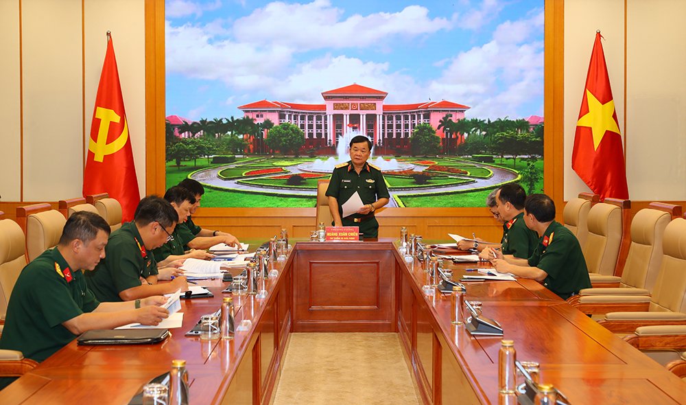 Thuong tuong Hoang Xuan Chien - Uy vien Trung uong Dang, Uy vien Thuong vu Quan uy Trung uong, Thu truong Bo Quoc phong - chu tri cuoc hop. Anh: Bo Quoc phong
