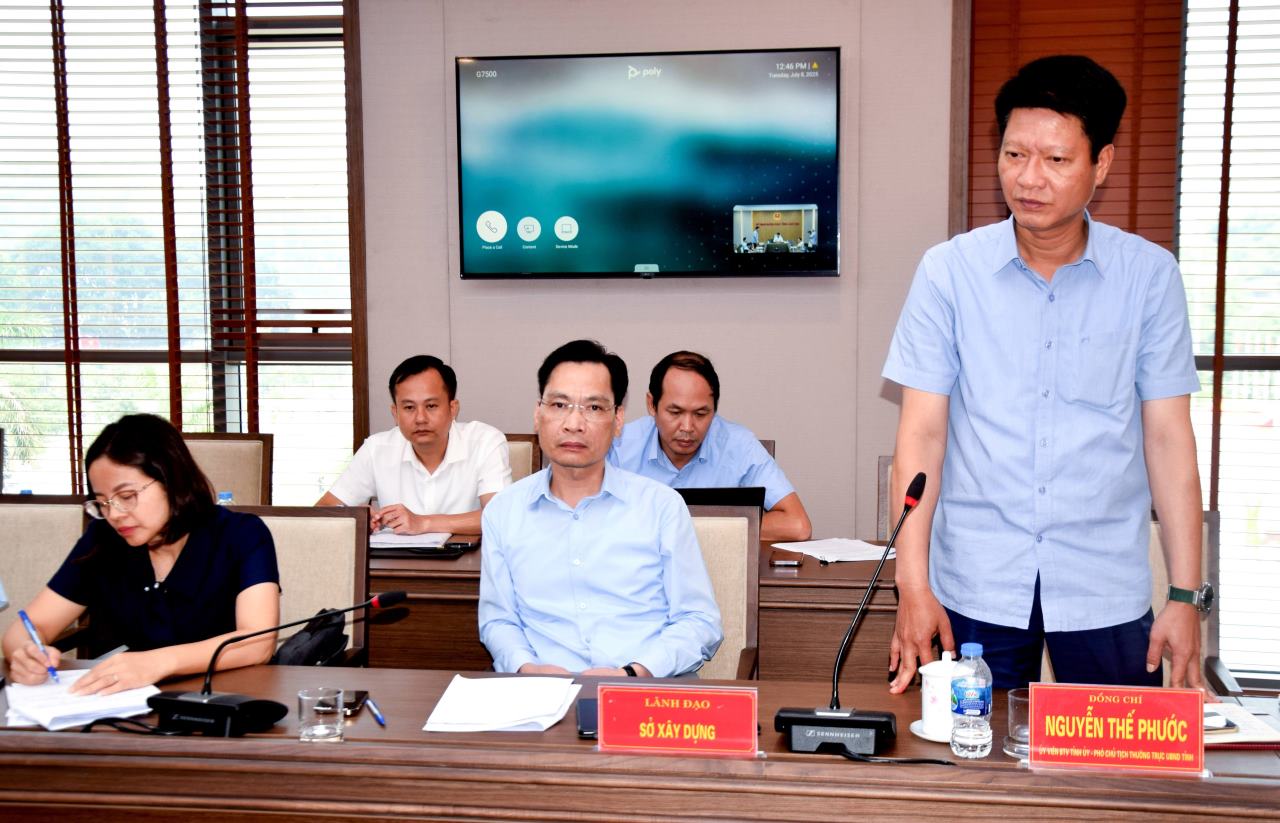 Pho Chu tich Thuong truc UBND tinh Nguyen The Phuoc phat bieu tai buoi lam viec. Anh: Van Duc.