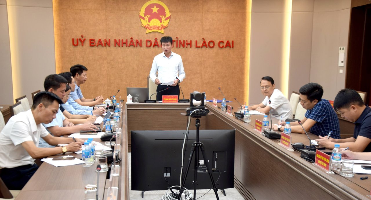 M. Tran Huy Tuan - President du Comite populaire provincial de Lao Cai a demande aux unites d'accelerer le processus de liberation du site du projet ferroviaire Lao Cai - Hanoï - Hai Phong. Photo : Van Duc.