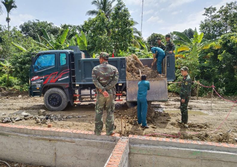 Les forces de l'ordre ont deplace la bombe du camion et l'ont emmenee pour detruire l'explosion. Photo : Bao Lam