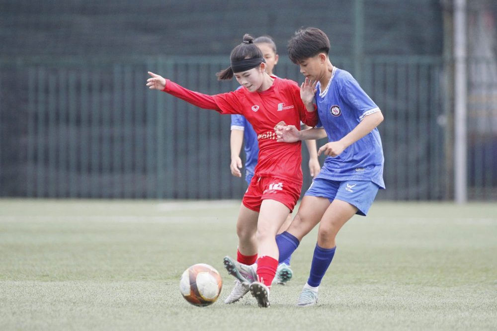 Phong Phu Ha Nam (red shirt) has risen to the top of the 2025 National U16 Women's Championship rankings after the 9th round. Photo: VFF