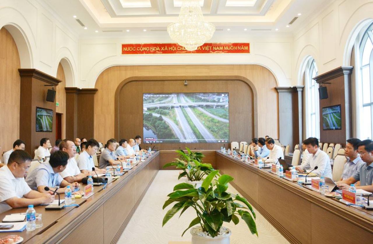 La province de Lao Cai et la Societe generale d'investissement pour le developpement des autoroutes du Vietnam ont convenu de nombreux points importants lors de la reunion de travail. Photo : Van Duc.