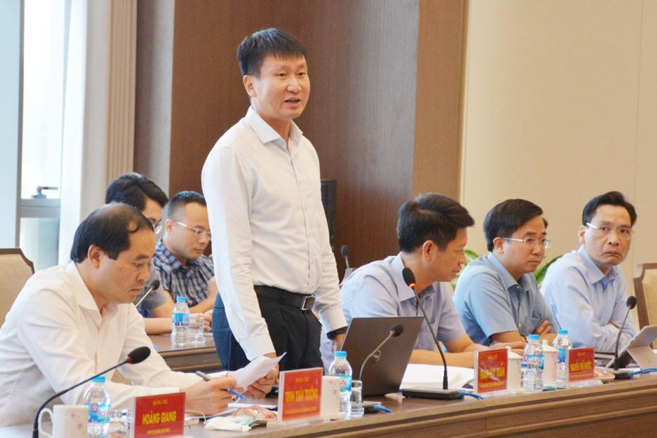 Dong chi Tran Huy Tuan, Pho Bi thu Tinh uy, Chu tich UBND tinh de cap mot so kho khan, vuong mac can thao go de Du an dat hieu qua cao; kien nghi VEC phoi hop trien khai mot so noi dung lien quan, trong do can thuc hien tot cong tac tuyen truyen, tao su dong thuan trong Nhan dan…