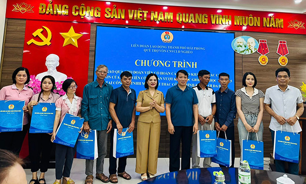 ハイホン市労働連盟の副会長であるル・タン・トゥイ氏は、多級灌漑プロジェクトの労働者に贈り物を提示しました。写真：ハイホン労働組合