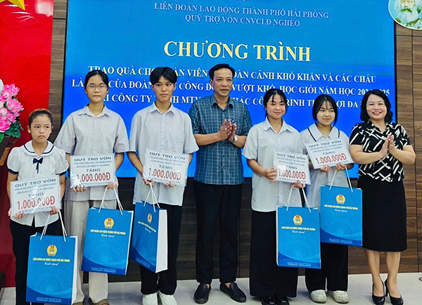 Lien doan Lao dong TP Hai Phong tang qua con CNLD vuot kho hoc gioi tai Cong ty TNHH MTV Cong trinh Thuy loi Da Do. Anh: Cong doan Hai Phong