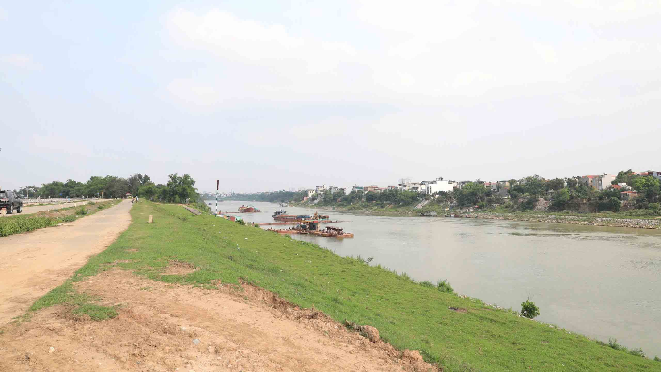 Hanoi allows construction on agricultural land on riverbanks and floating beaches. Photo: Huu Chanh