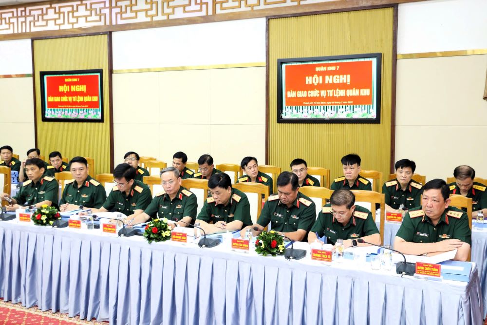 Thu truong co quan Bo Quoc phong du hoi nghi. Ảnh: Quan khu 7