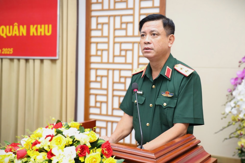 Trung tuong Nguyen Truong Thang, Uy vien Ban Chap hanh Trung uong Dang, Uy vien Quan uy Trung uong, Thu truong Bo Quoc phong phat bieu.