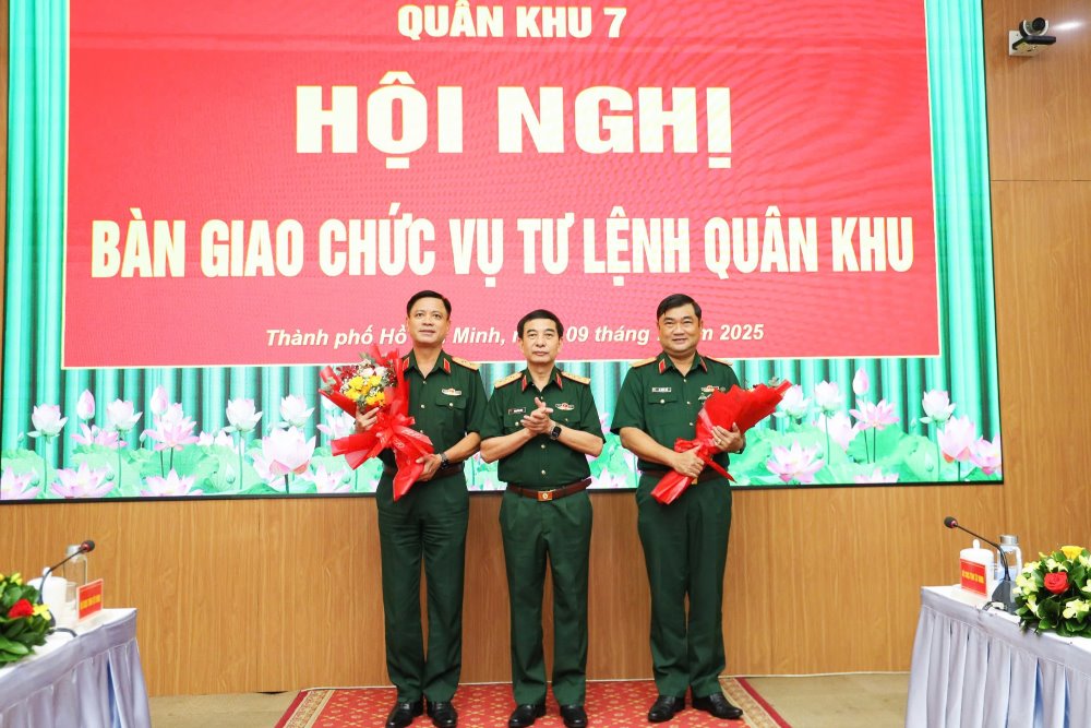 Phan Van Giang 대장 국방부 장관이 Nguyen Truong Thang 중장과 Le Xuan The 소장에게 꽃다발을 전달하며 축하하고 있습니다. 사진: Le Tram