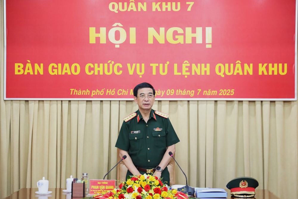 Dai tuong Phan Van Giang, Bo truong Bo Quoc phong phat bieu tai buoi hoi nghi ban giao chuc vu Tu lenh Quan khu 7. Ảnh: Quan khu 7