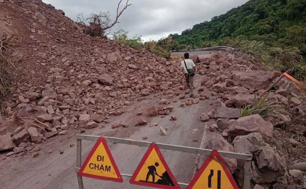 The landslide caused congestion on National Highway 15D on July 7. Photo: Han Nguyen