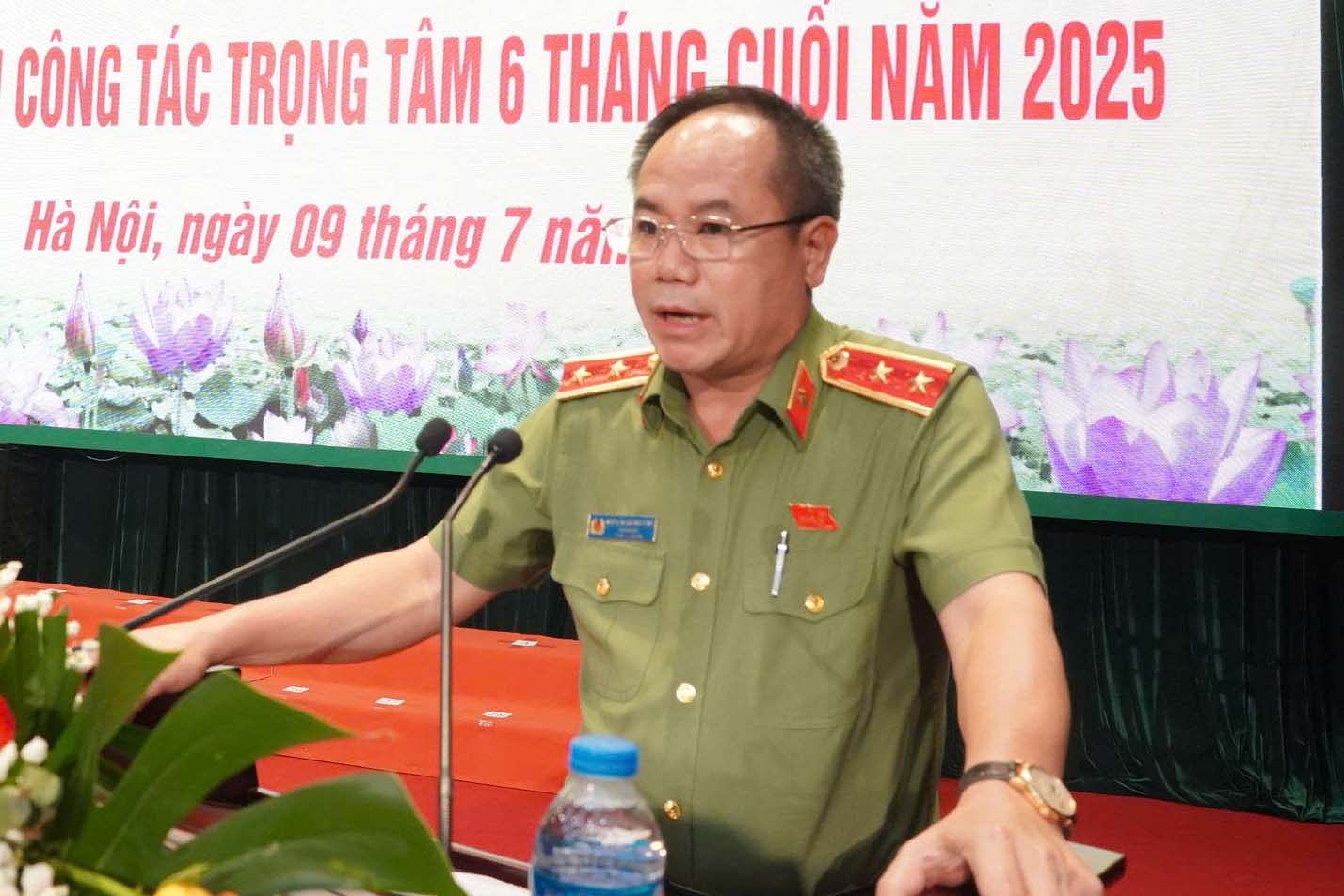 하노이 공안국장이 회의에서 발언하고 있습니다. 사진: 하노이 공안