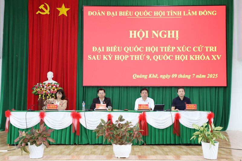 제15대 국회 제9차 회의 후 람동성 국회 대표단 제1그룹이 꽝케사 유권자들과 접촉하고 있습니다. 사진: 람득