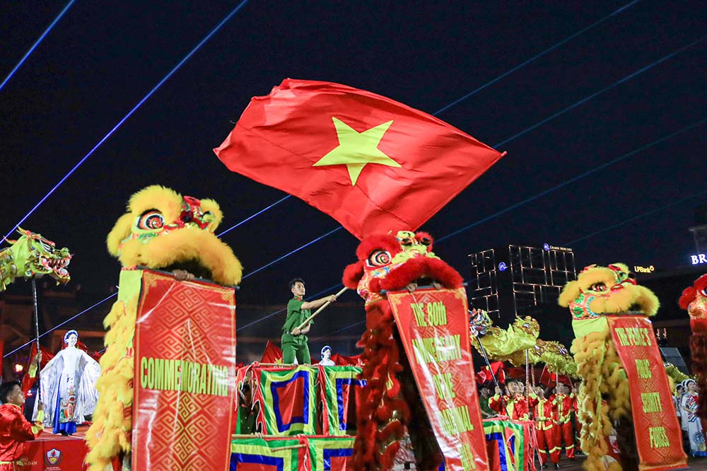 Trinh dien trong hoi va mua rong lan, khoi day tinh than hao sang, dam ban sac Viet Nam.