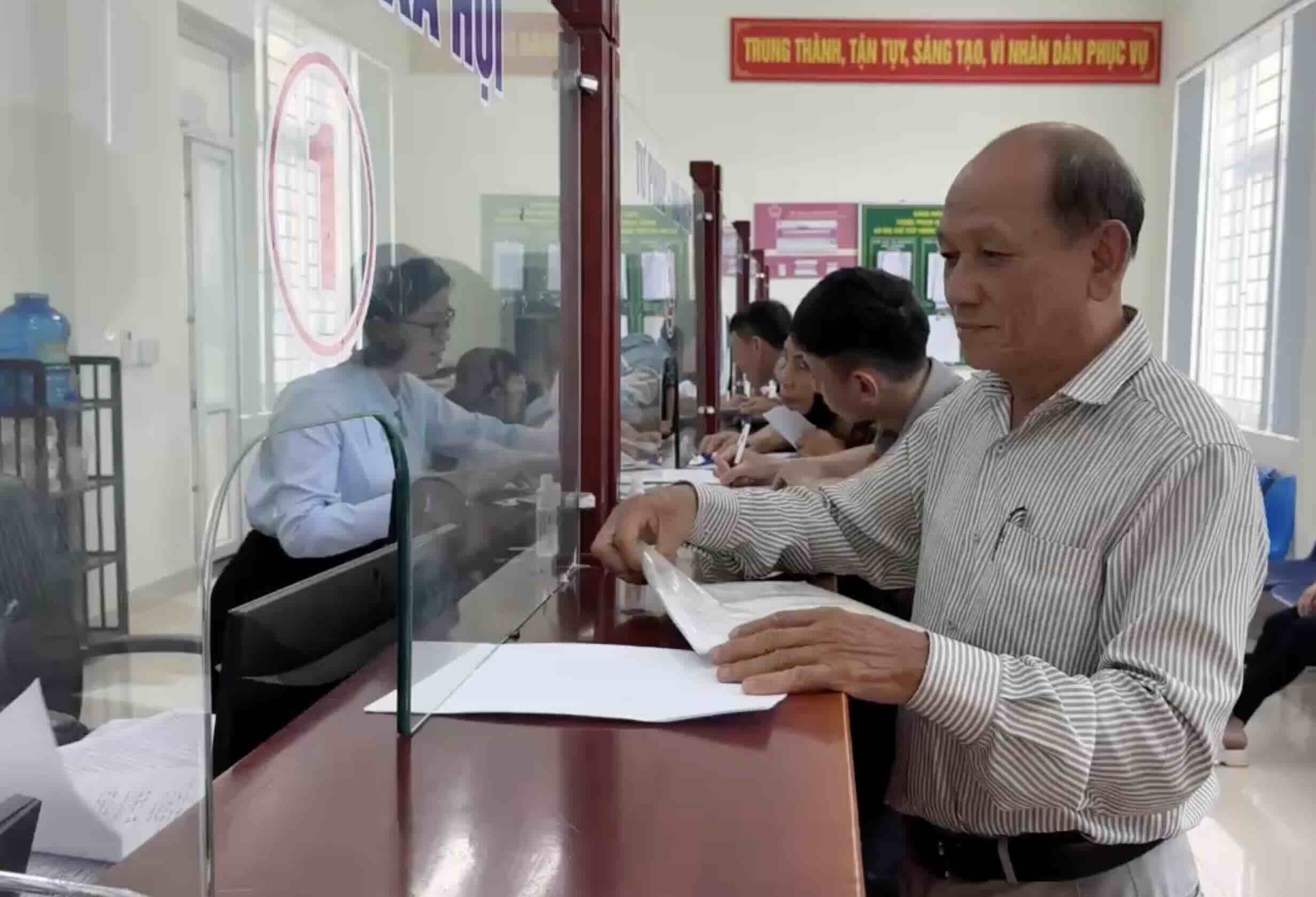 꽝찌 주민들은 합병 후 새로운 기구의 과학적인 운영 방식에 만족합니다.