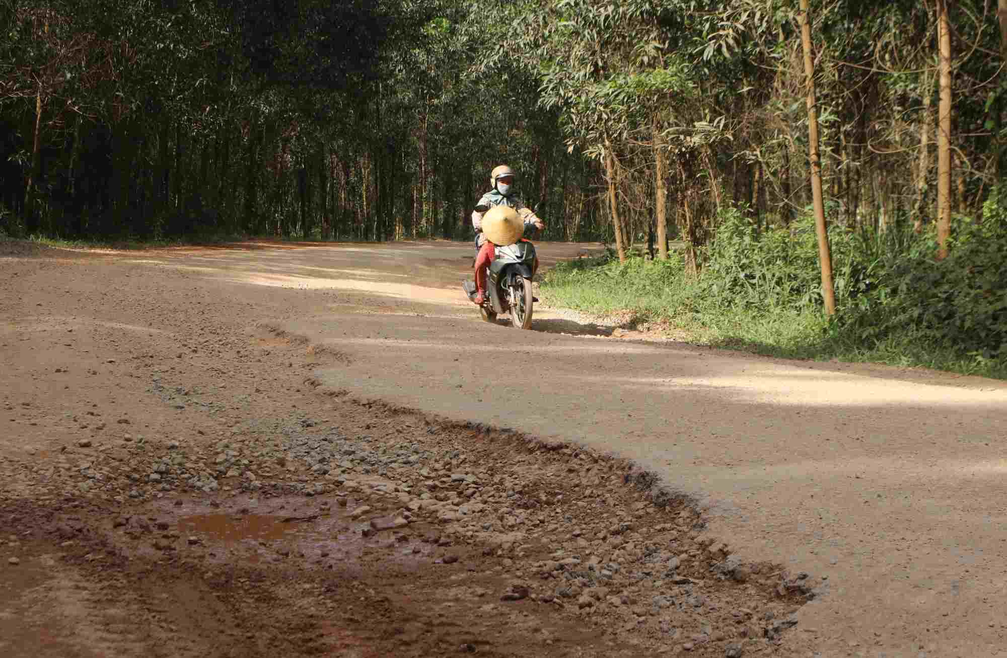 Be mat cua tuyen Tinh lo 9 bi cay nat, cac phuong tien di lai gap nhieu kho khan, nguy hiem. Anh: Nguyen Luan