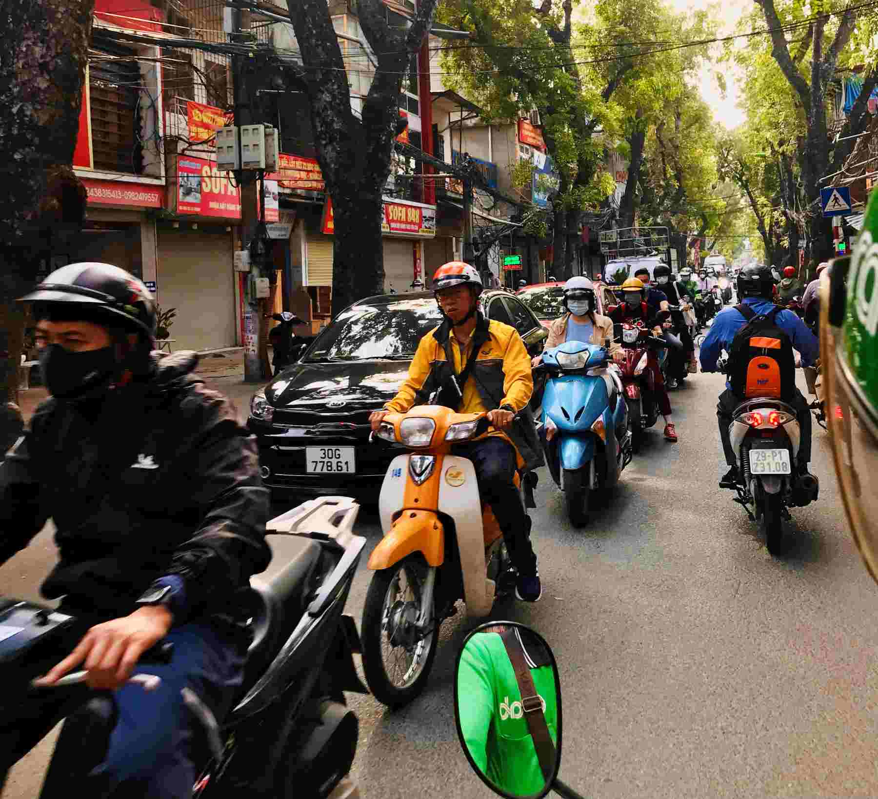 Actualmente los coches de gasolina todavia dominan las calles de Hanoi. Foto: Huong Giang