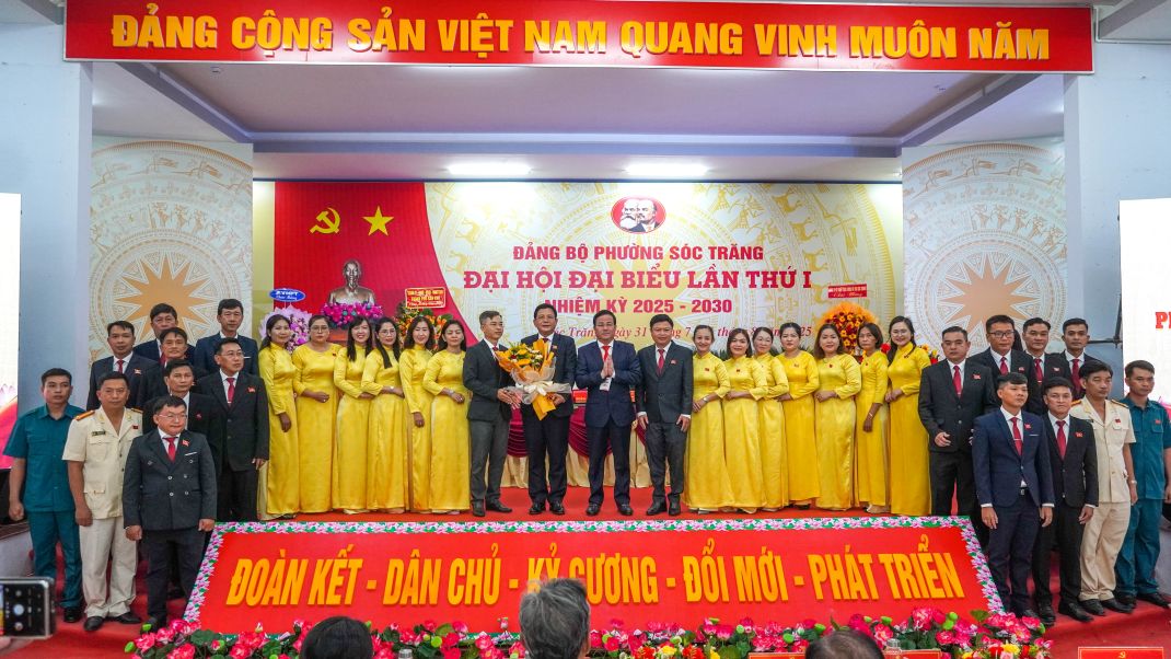 Pho Bi thu Thanh uy Can Tho Tran Van Huyen tang qua chuc mung Ban chap hanh Dang bo phuong Soc Trang. Anh: Phuong Anh