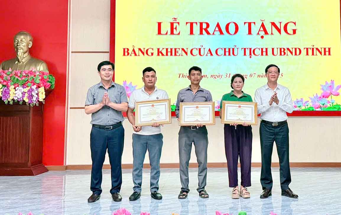 3人の市民が、勇敢な救助活動を行ったとして、ハティン省人民委員会委員長から表彰状を受け取りました。写真:クアン・トゥアン.