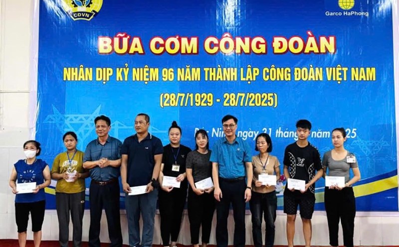 Leaders of the Provincial Federation of Labor presented gifts to workers in difficult circumstances at the union meal program. Photo: Hiep Hoa Commune Trade Union