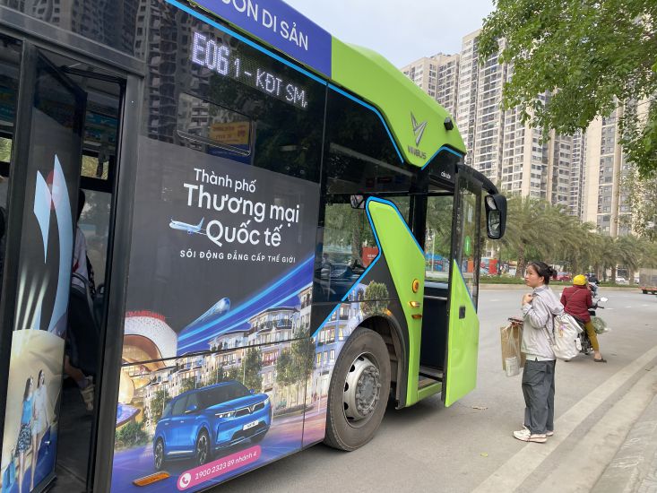 La gente elige los transportes publicos electricos para moverse. Foto: Thuy Linh